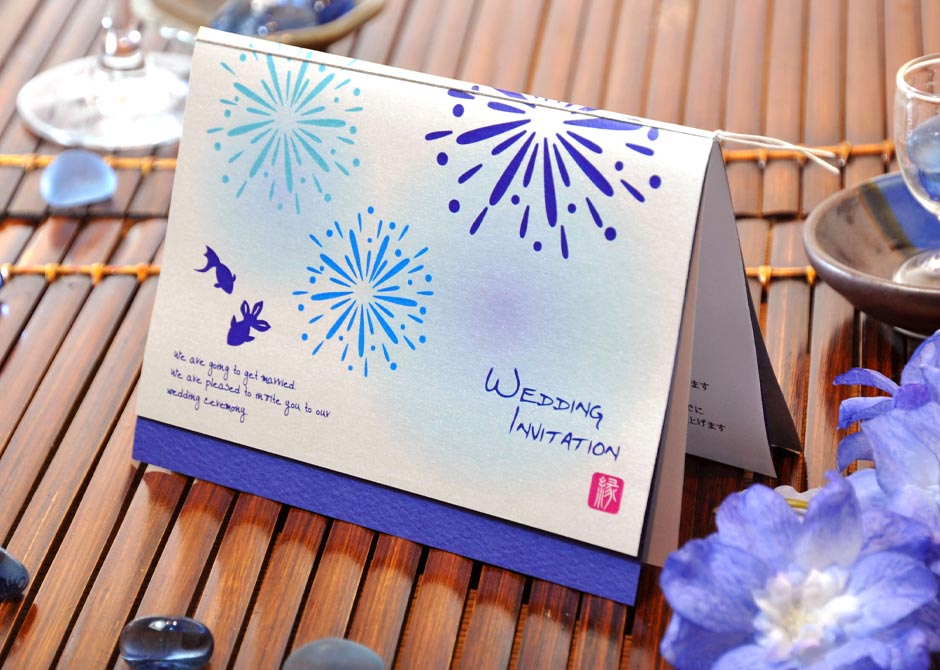 金魚と花火のモチーフが夏らしさを演出する招待状