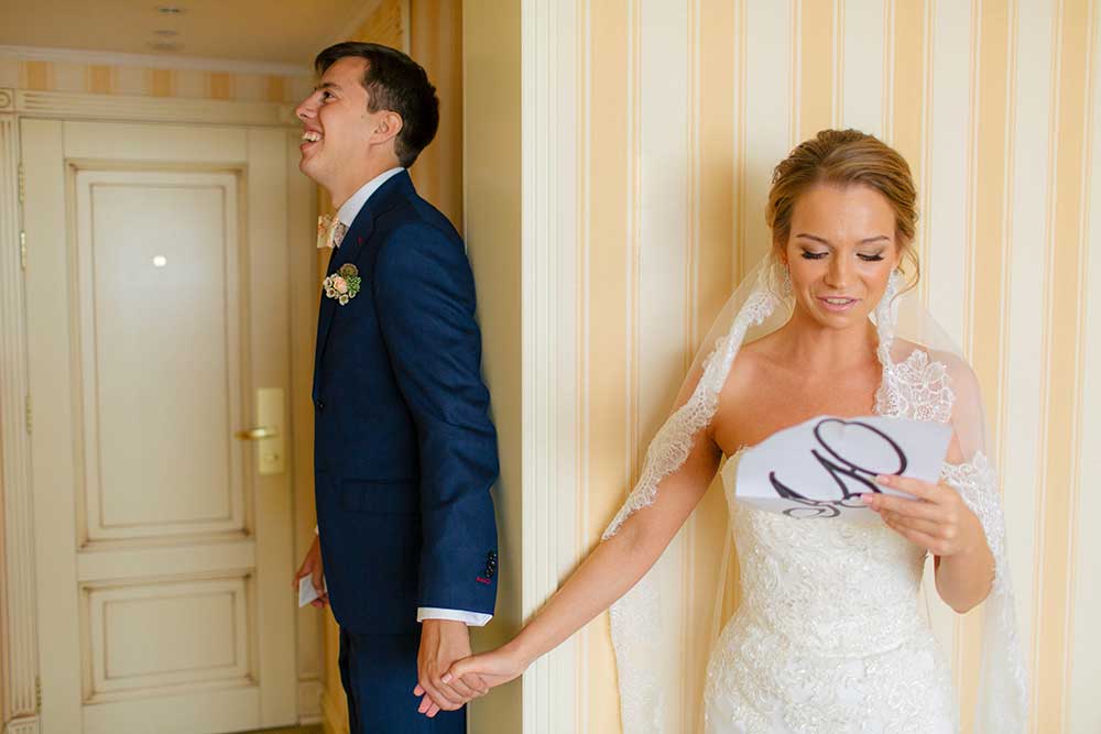 新郎と手をつないで手紙を読む新婦