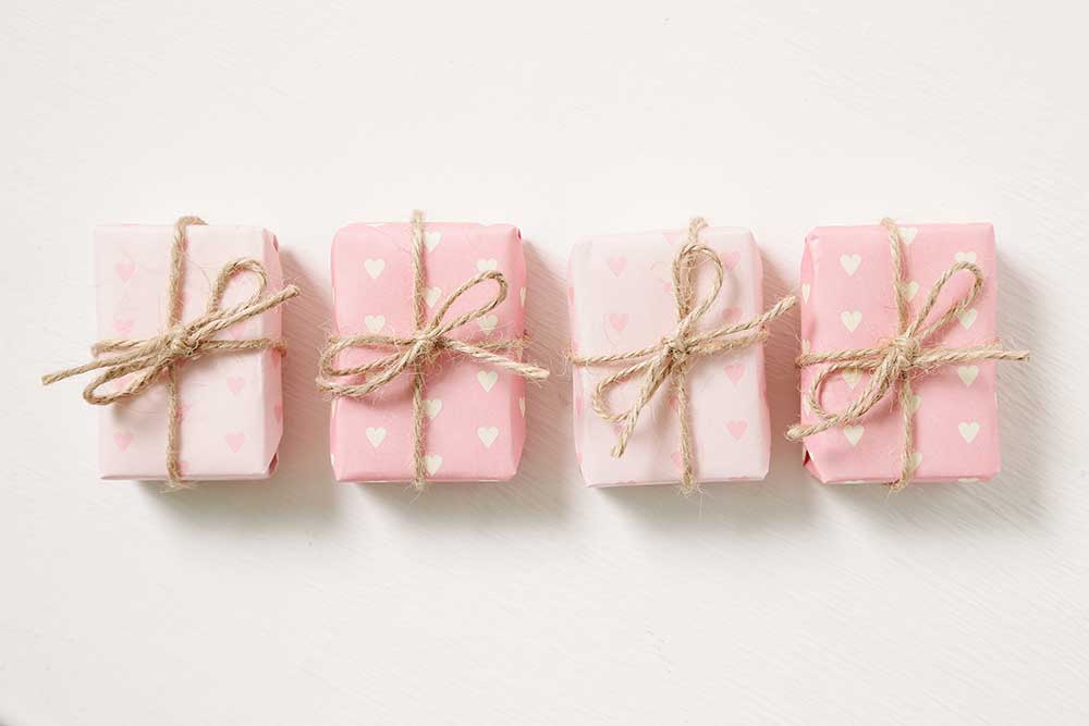 ピンクのハート柄ラッピングペーパーに麻ひもを巻いたプチギフト