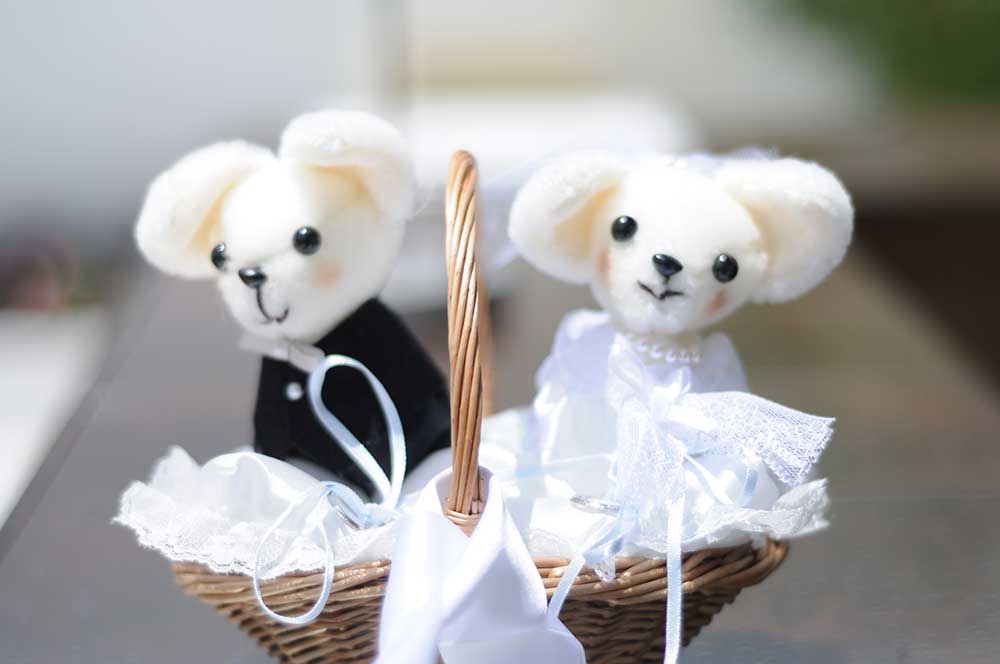 ネズミのぬいぐるみがかごに入ったかわいいリングピロー