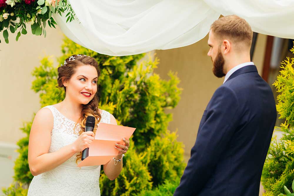 新郎に向かって手紙を読む新婦