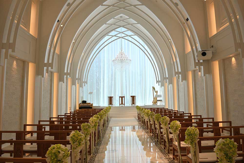 ホワイトを基調とした美しいチャペルの全体像