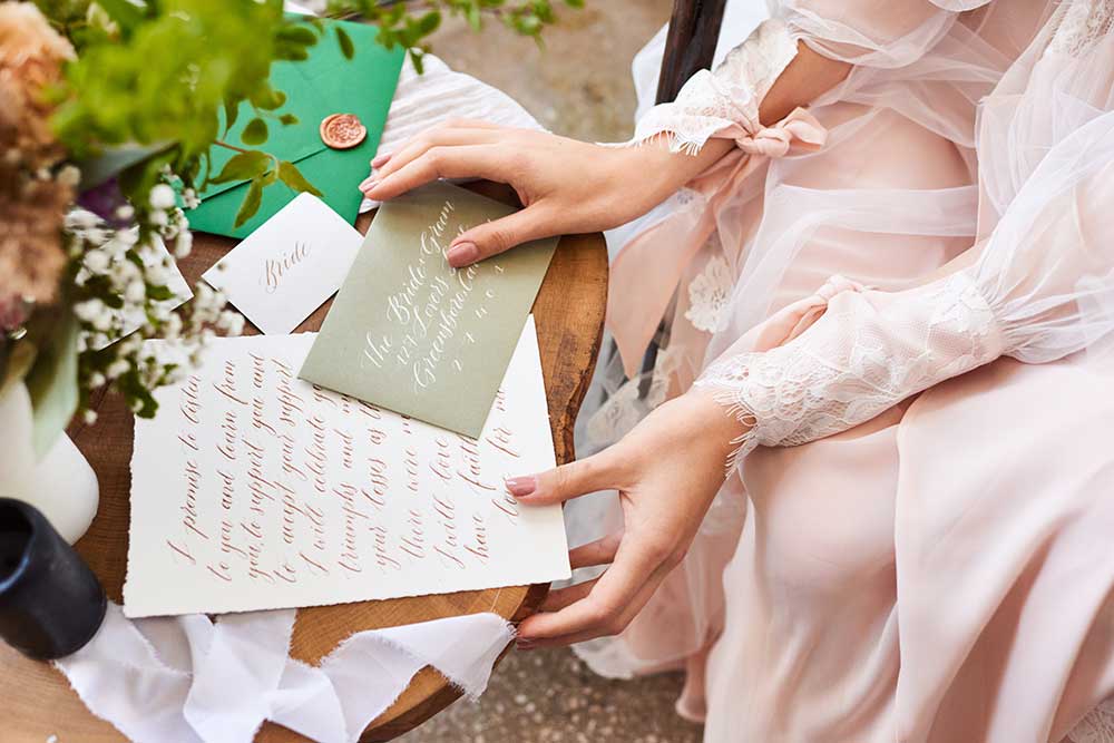 手紙を書く女性