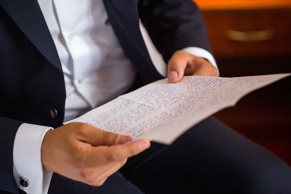 新婦からの手紙を読む新郎の手元