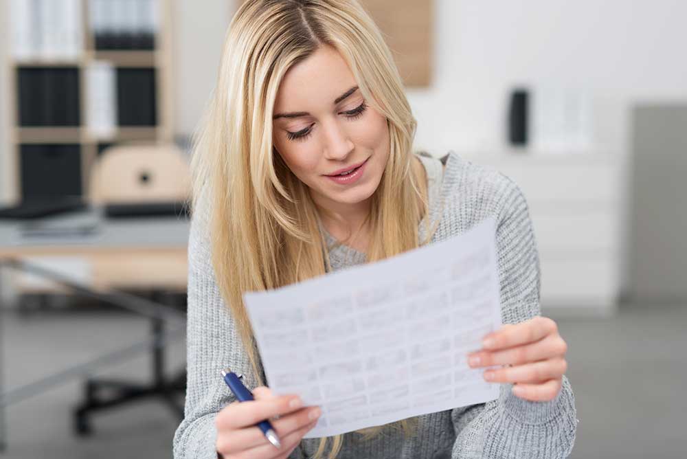 用紙を見つめる女性