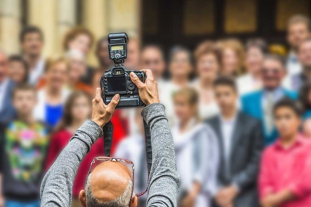 結婚式の集合写真を撮影しているところ