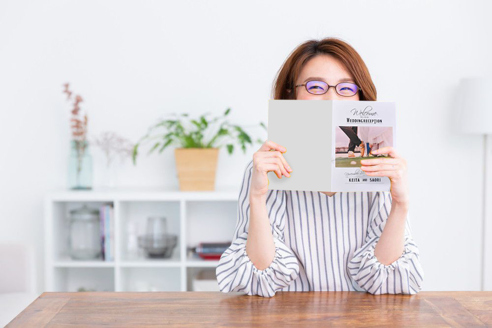 プロフィールブックを見る女性
