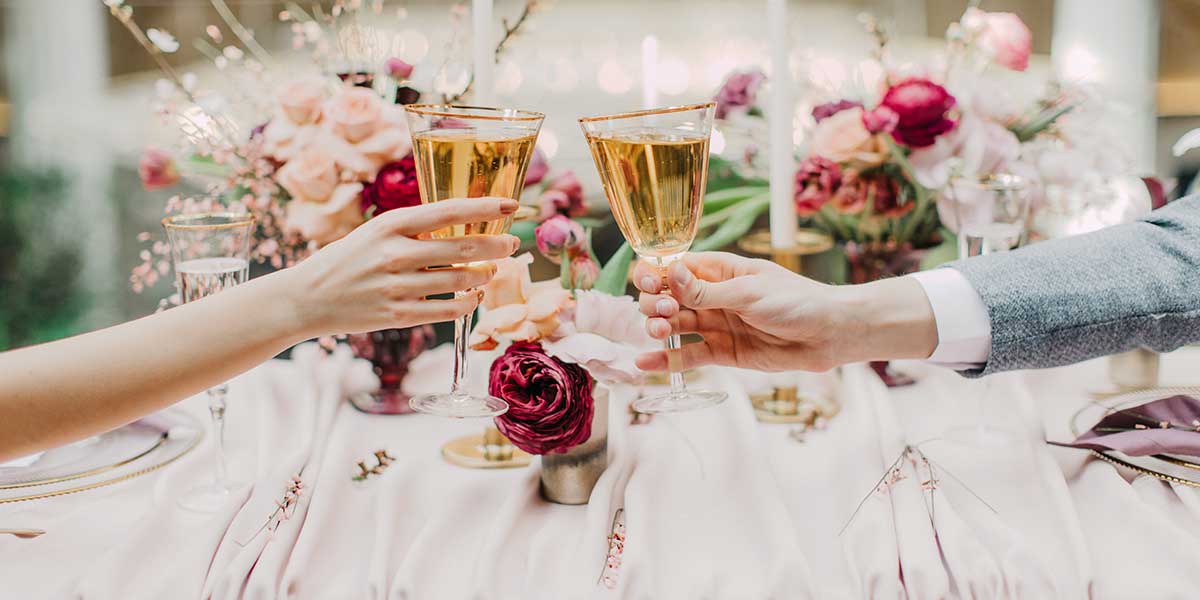 乾杯している新郎新婦のおふたり