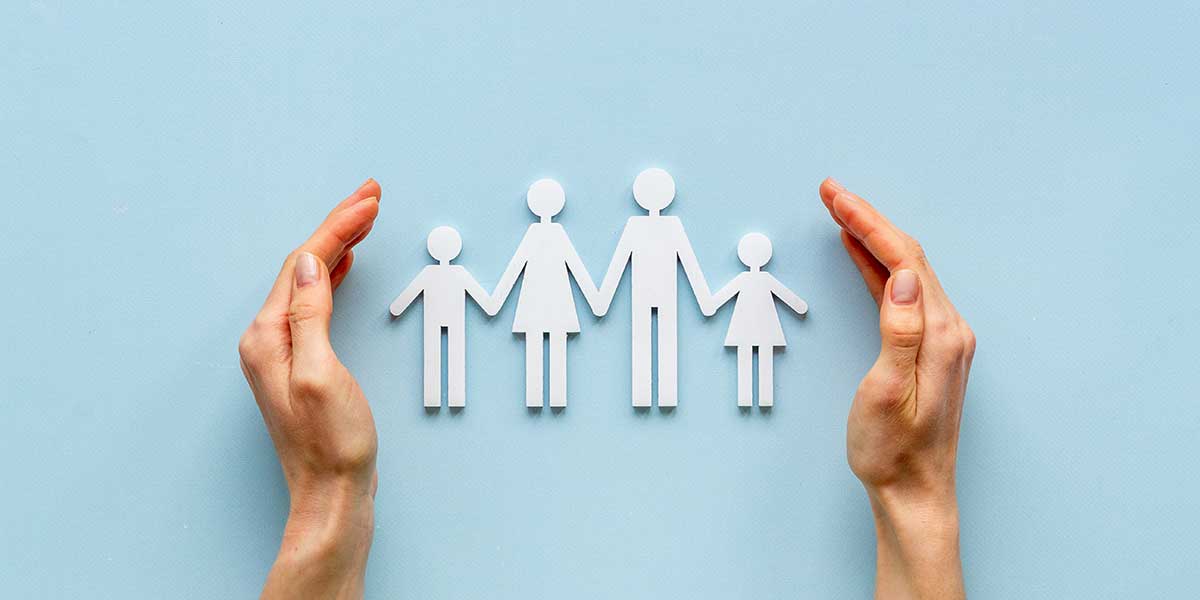 家族のシルエットを両手で囲っている