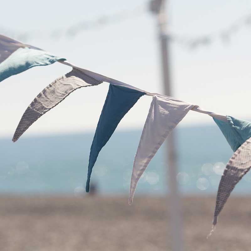 海辺にたなびくガーランド