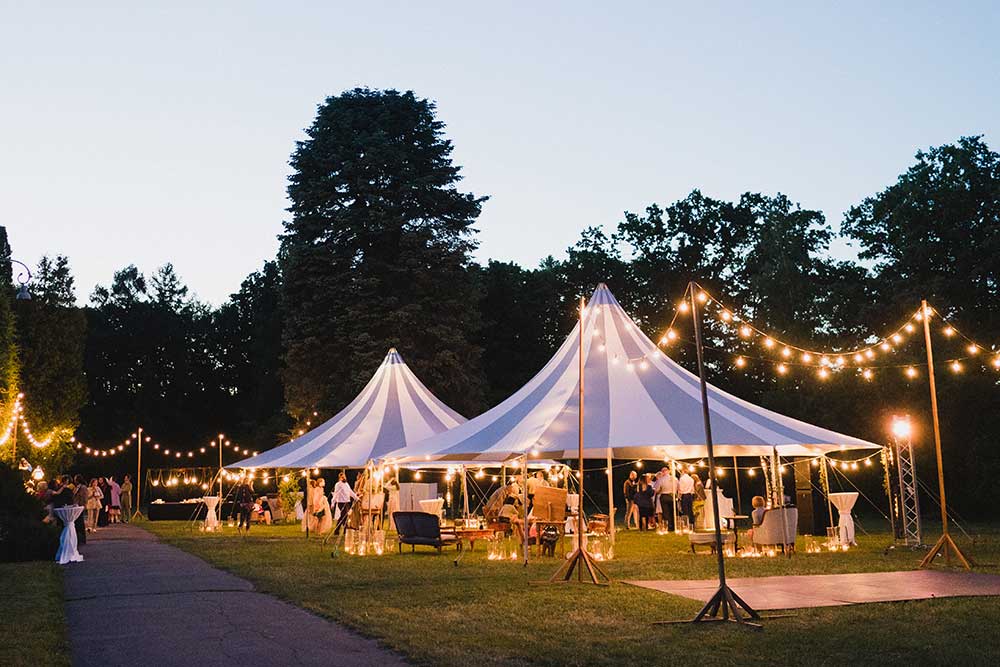 アウトドアで楽しむナイトウェディングの様子