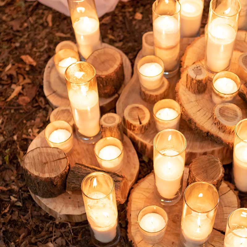 たくさんのキャンドルを並べている