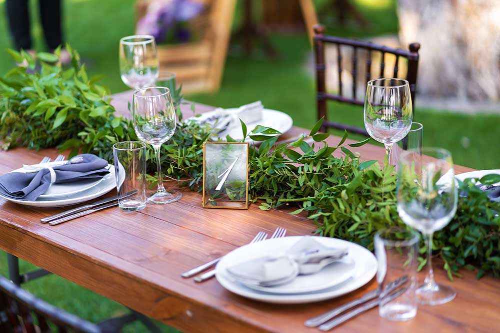 屋外でのアウトドアウェディングのテーブルセッティング