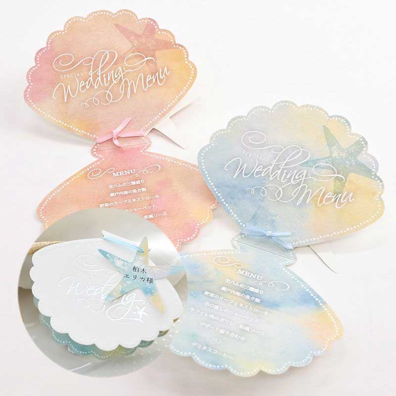 結婚式の席札にメニュー表をプラス。貝をかたどったロマンチックなデザインに人気のヒトデ型のお名前タグをつけて