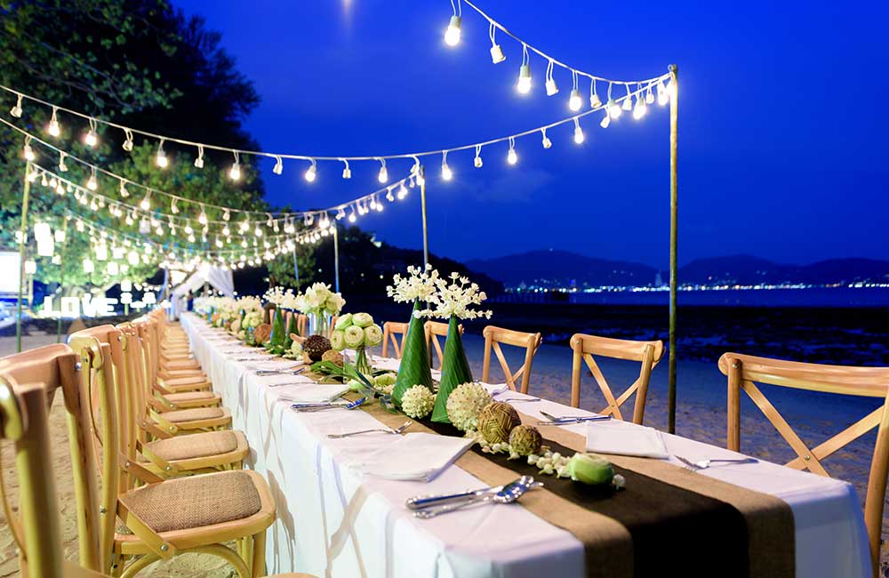 海辺でのアウトドアナイトウェディングのテーブルセッティング