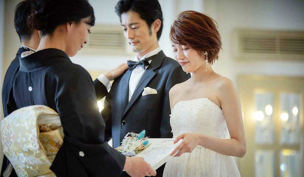 両親への感謝の気持ちを込めたプレゼント贈呈シーン