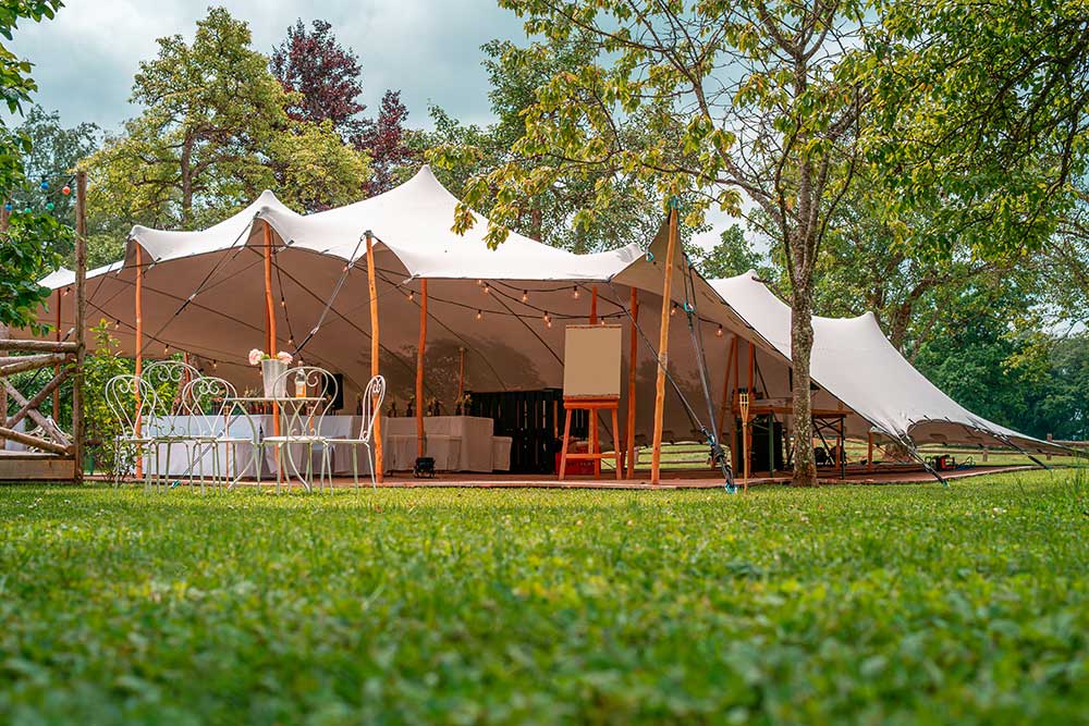 アウトドアウェディングのテント
