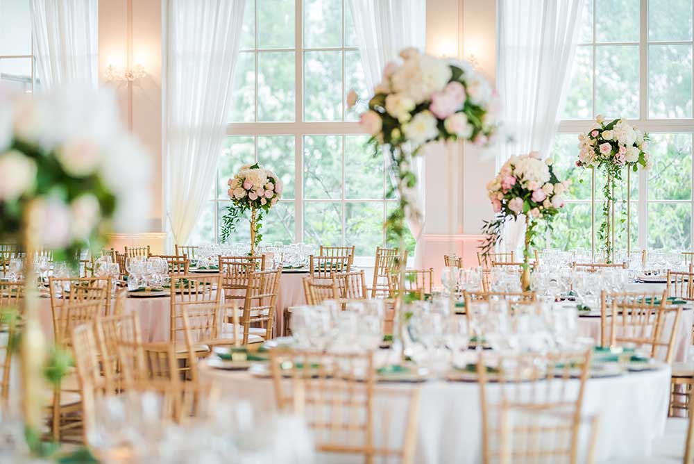 結婚式の披露宴会場の円卓