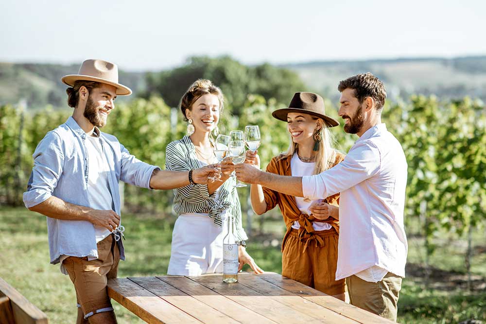 カジュアルな服装でパーティを楽しむ男女