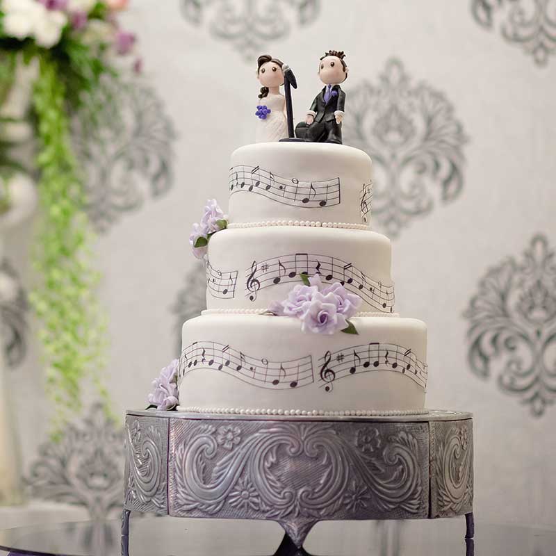 音符がデザインされたウェディングケーキ
