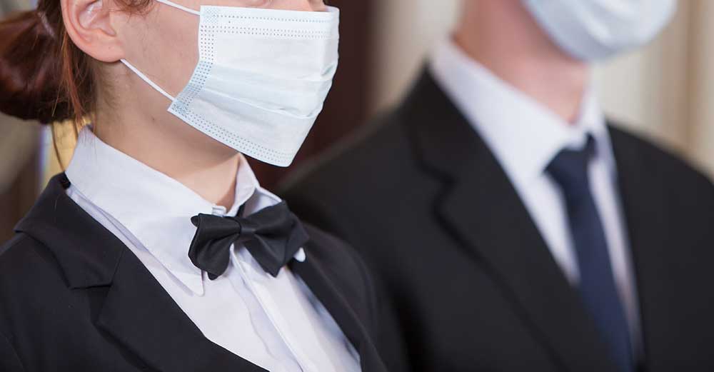 結婚式会場では、スタッフのマスク着用も徹底しているから安心