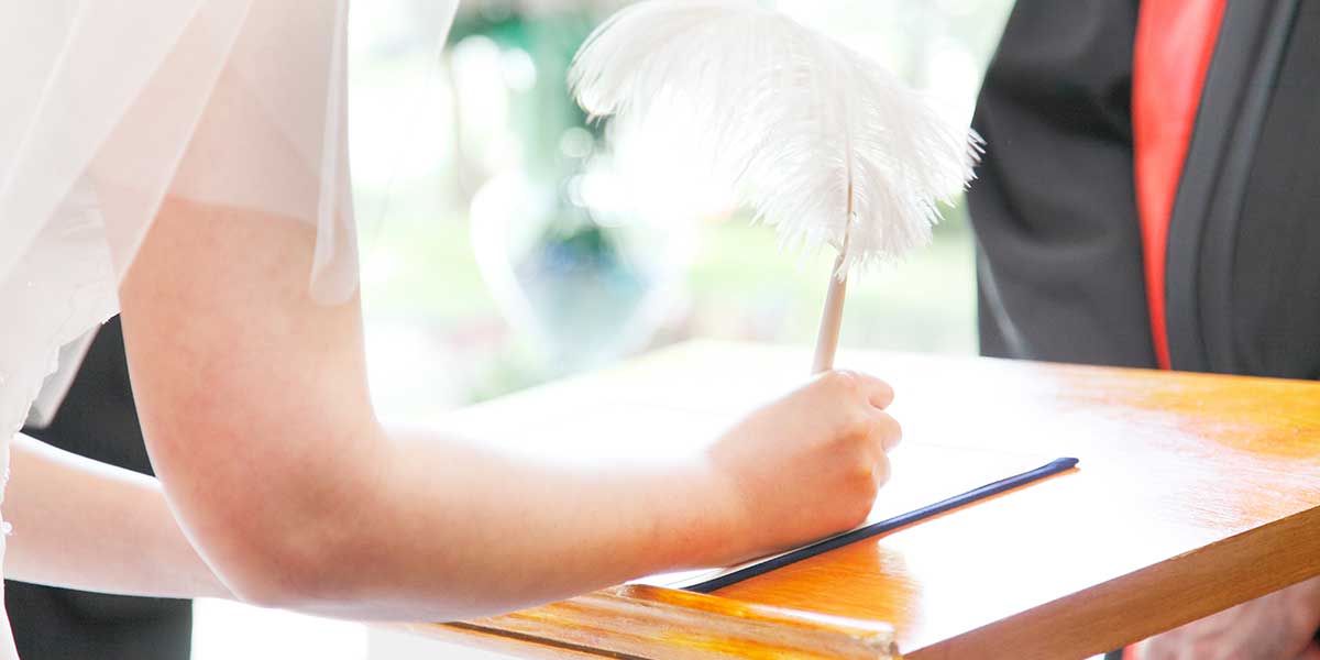 手書きにこだわる?完成度を重視する?結婚証明書のサインってどうしてる?