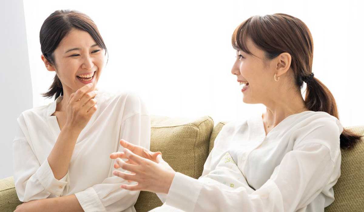 友人たちが宣誓文を考えている様子