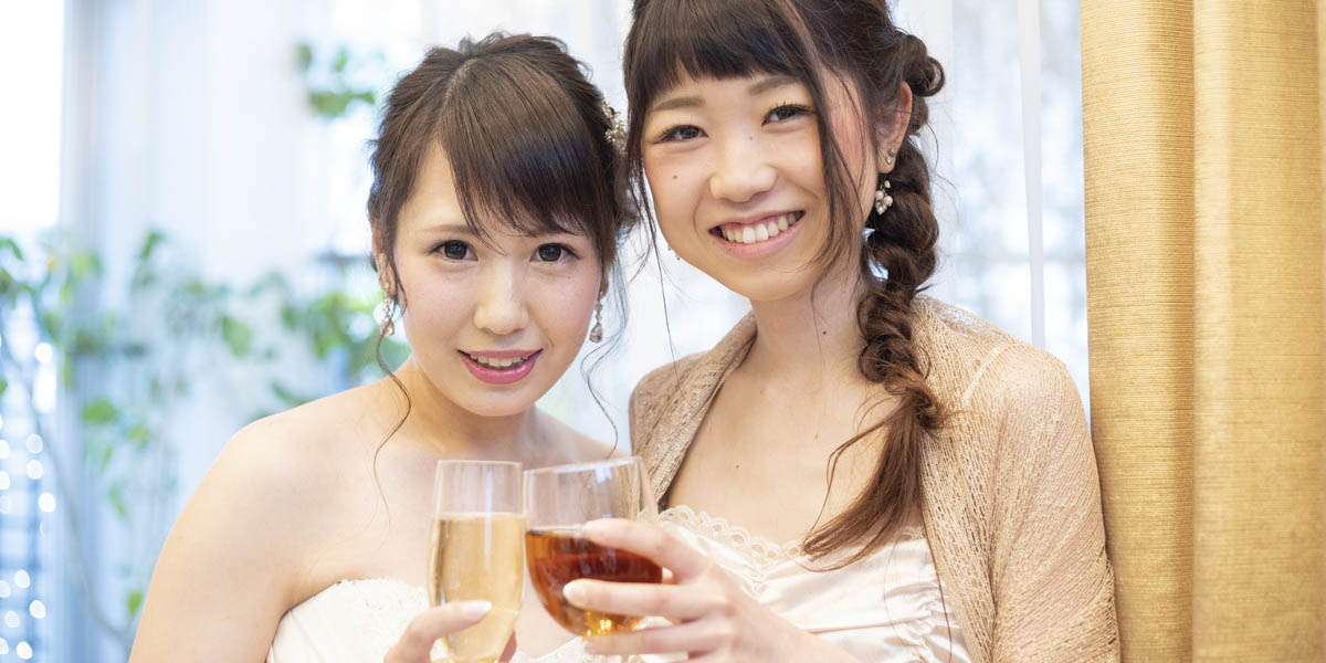 結婚式で友人と乾杯する花嫁