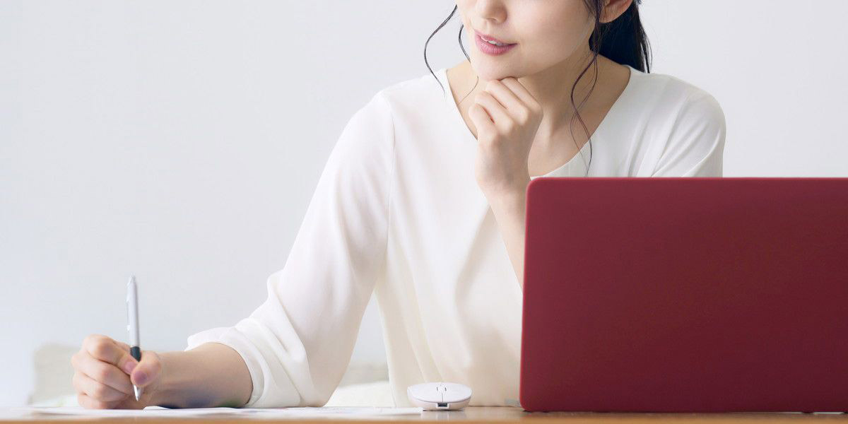 メッセージが浮かんでメモを取る女性