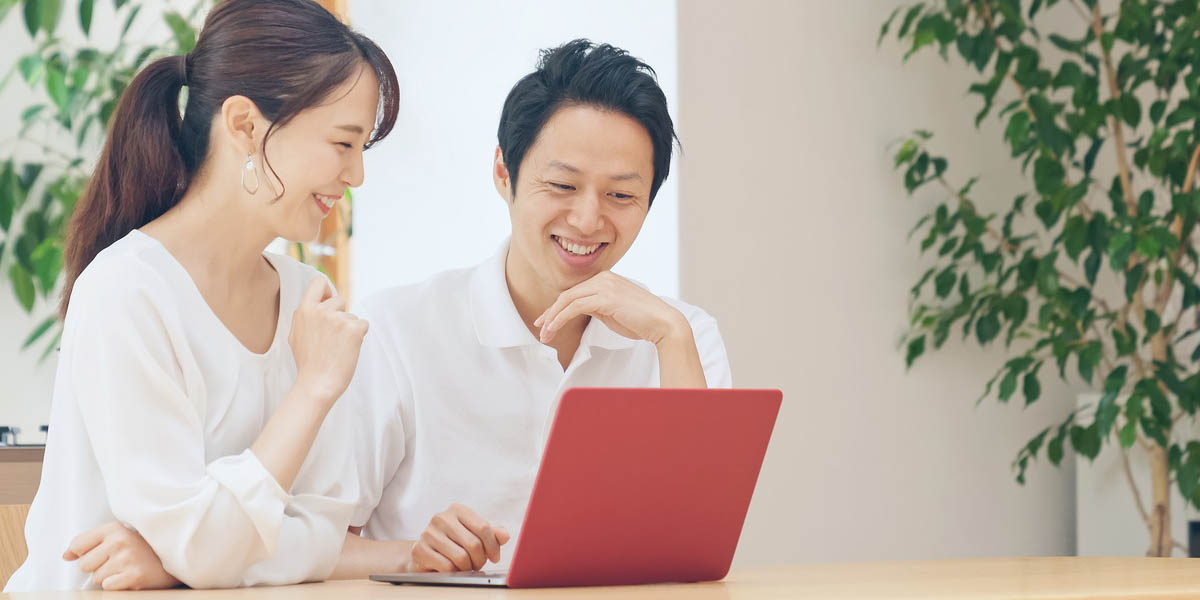 オンライン打ち合わせをするカップル