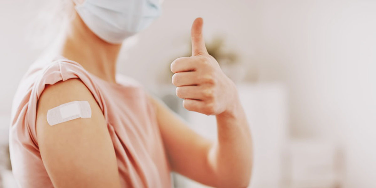 コロナウイルスのワクチンを打った女性