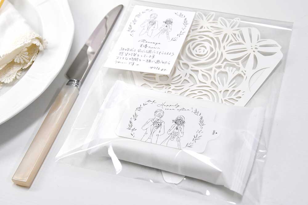 アルコールウェットティッシュやマウスシールドなどコロナ対策グッズを準備する