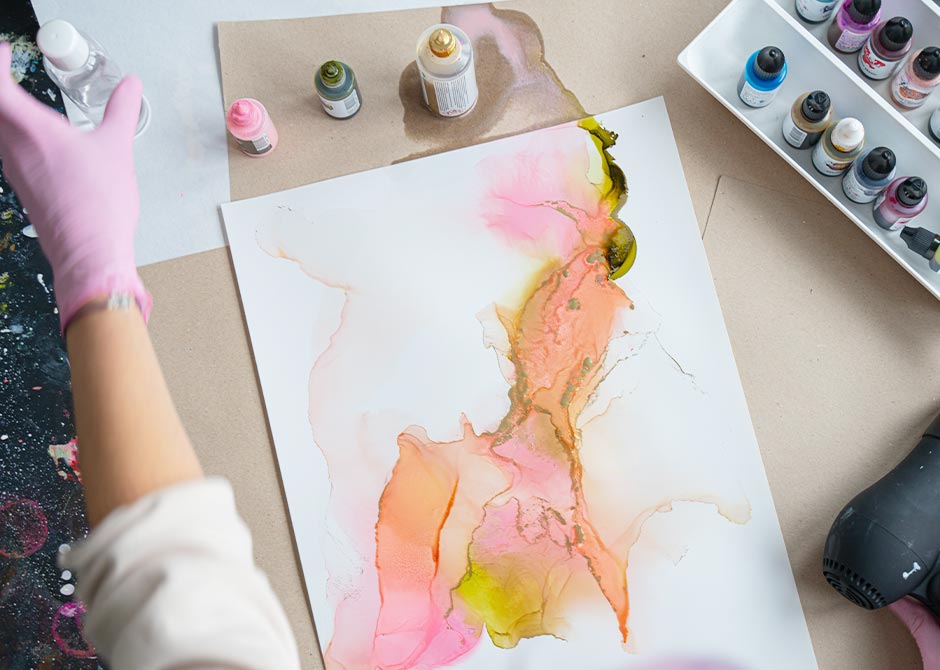 用紙にアルコールインクアートを描いているところ