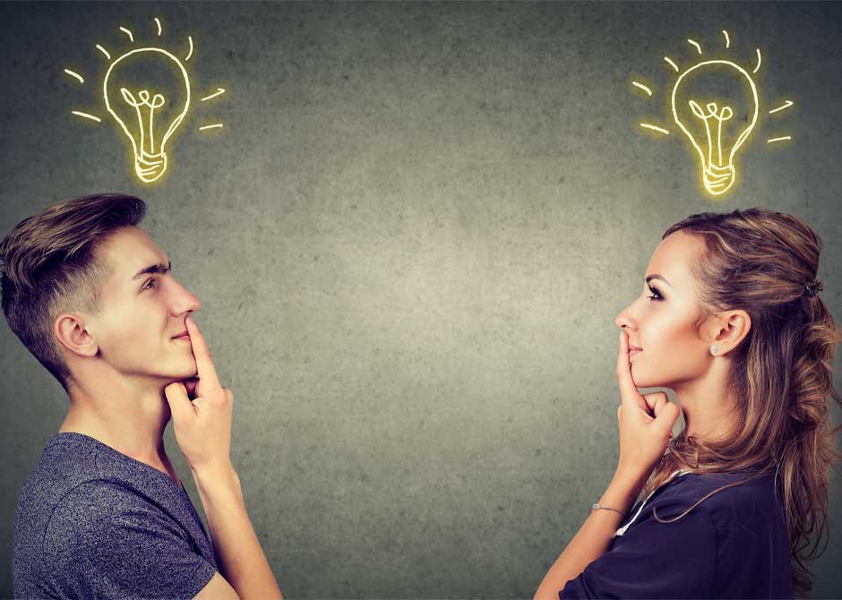 それぞれにアイデアを閃いた向かい合うカップル