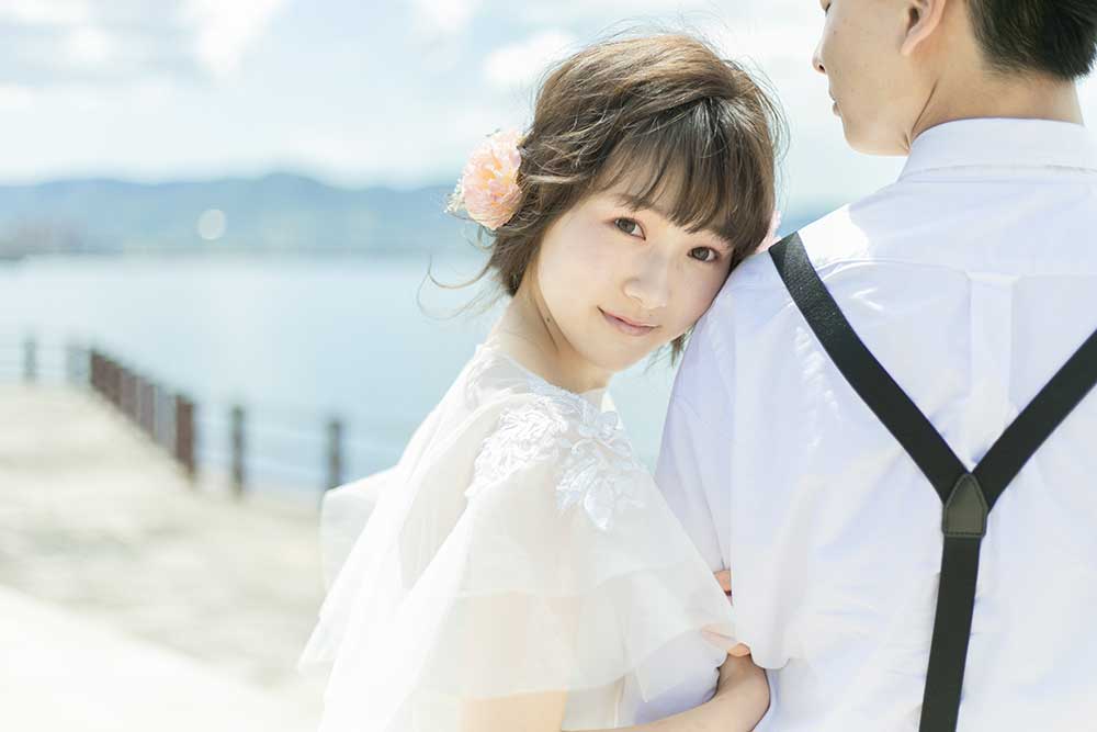 新郎の方に寄り添う笑顔の新婦