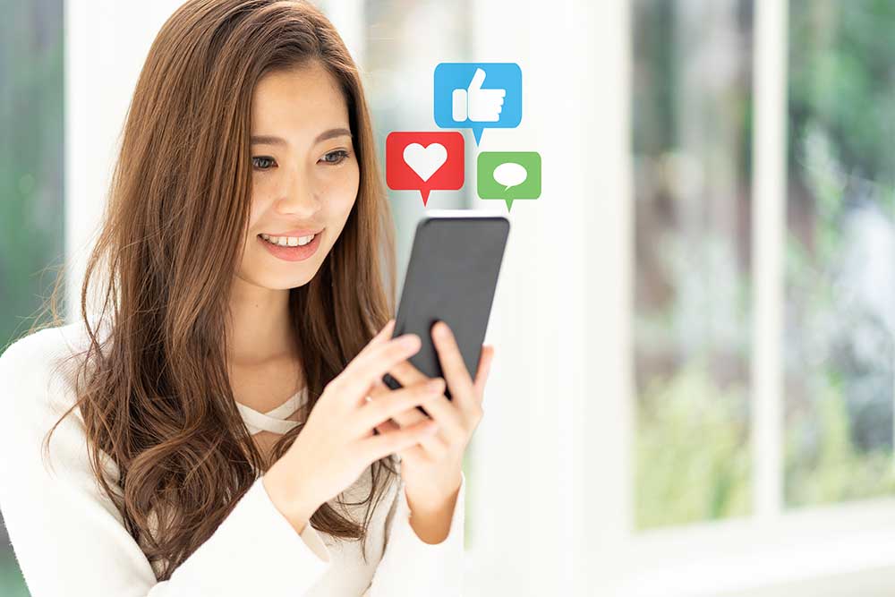 スマホでSNSを検索する女性