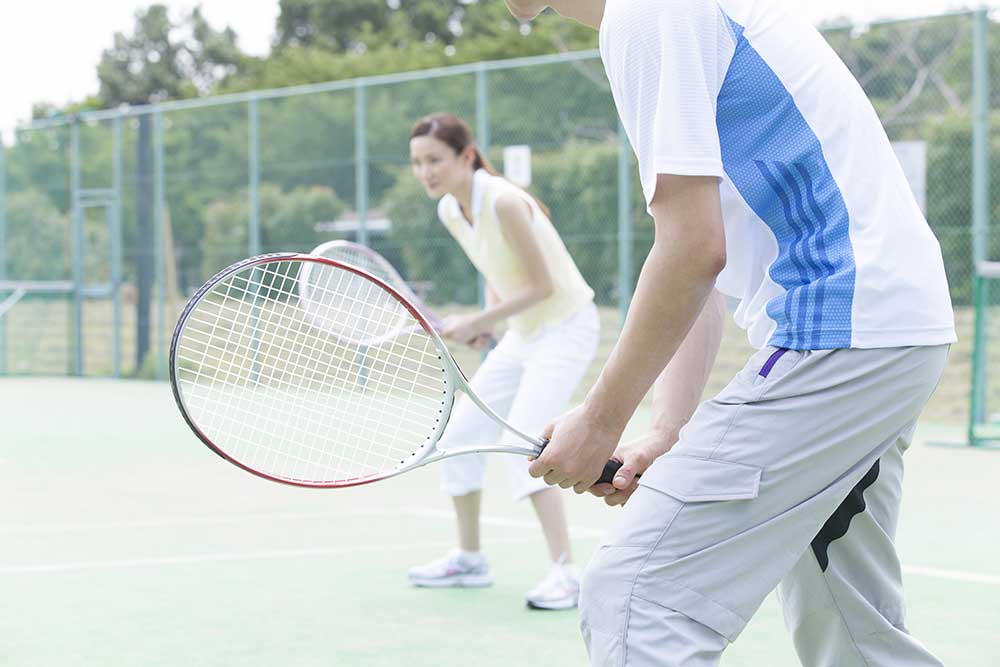 テニスを楽しむ男女