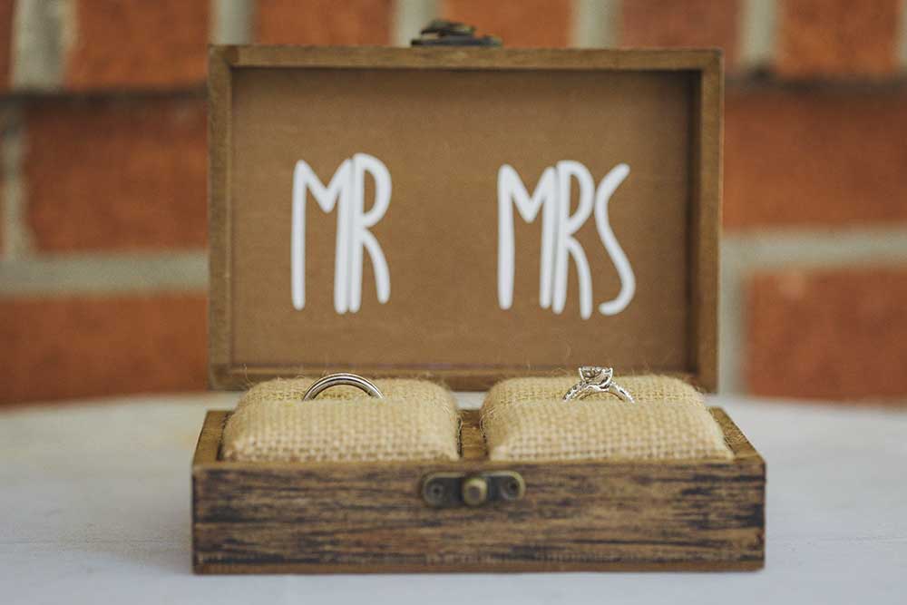 MrMrsの文字入りの木のリングピロー