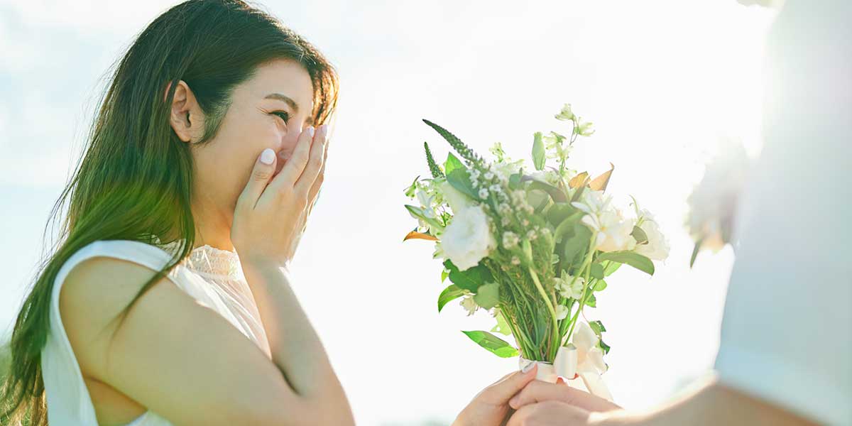 新郎からのサプライズで花束を受け取る花嫁