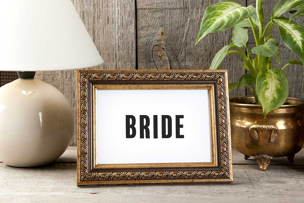 重厚なフォトフレームに入ったBRIDEの受付サイン