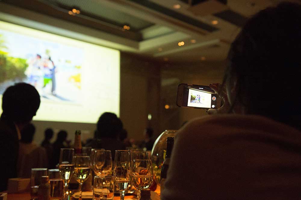 結婚式で動画を流す