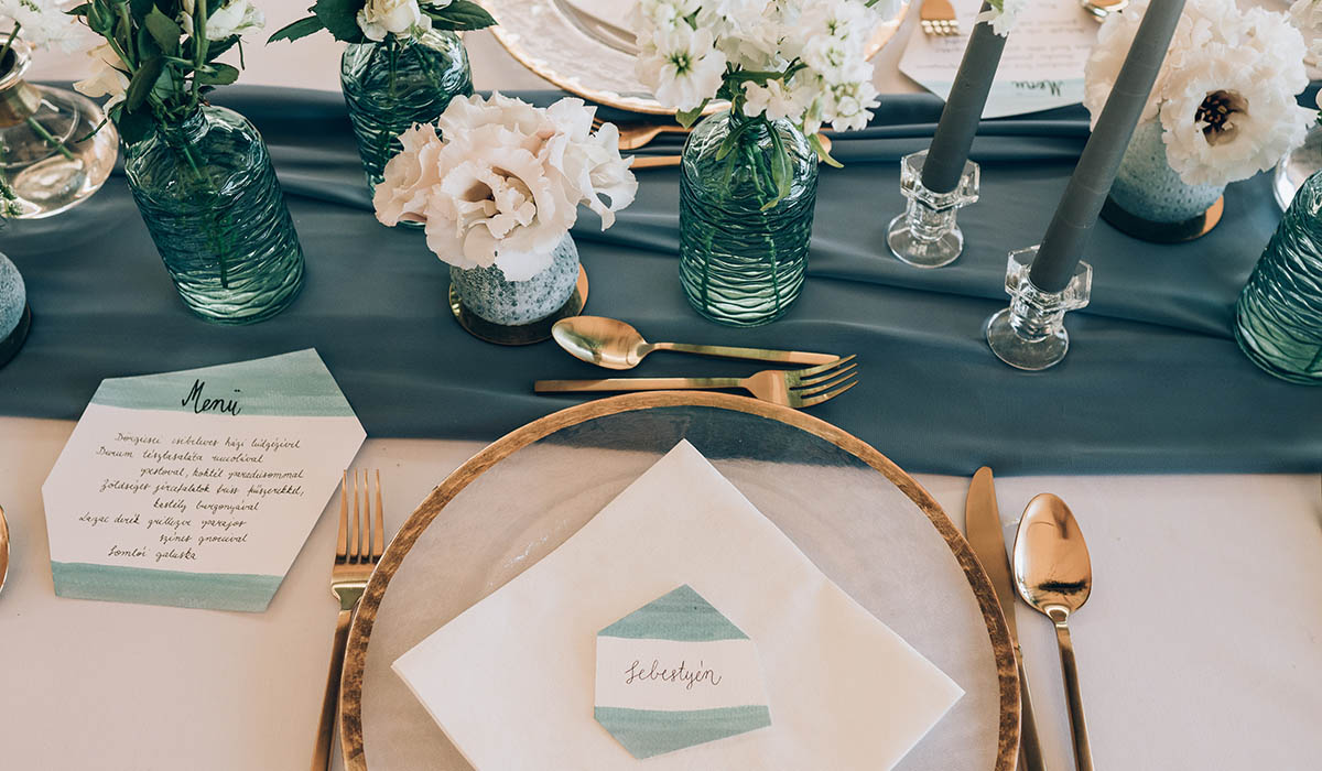 披露宴会場の席に置かれたお皿とおしゃれな席札