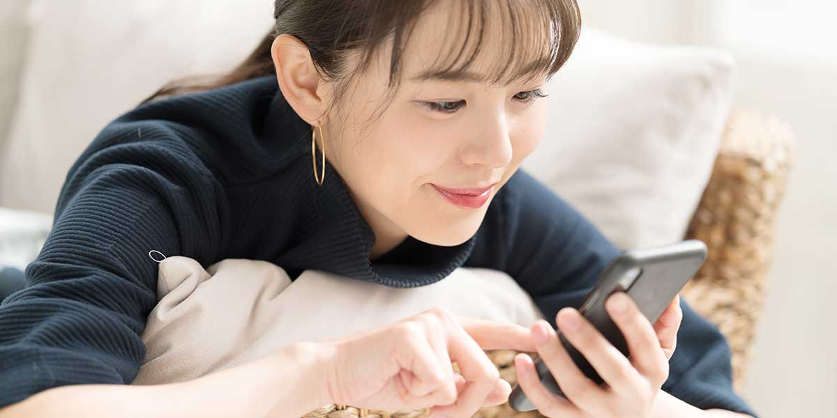 スマホを操作する女性