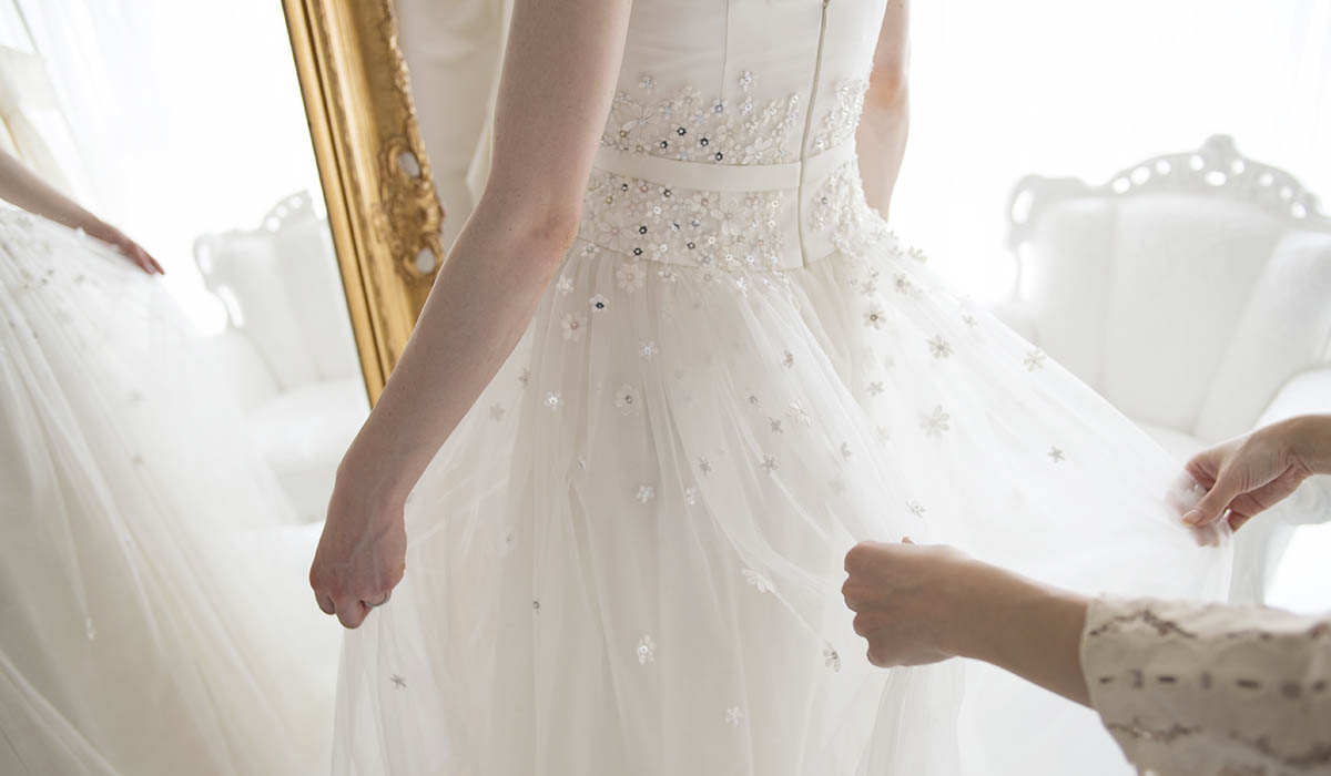 ウェディングドレスを試着している女性