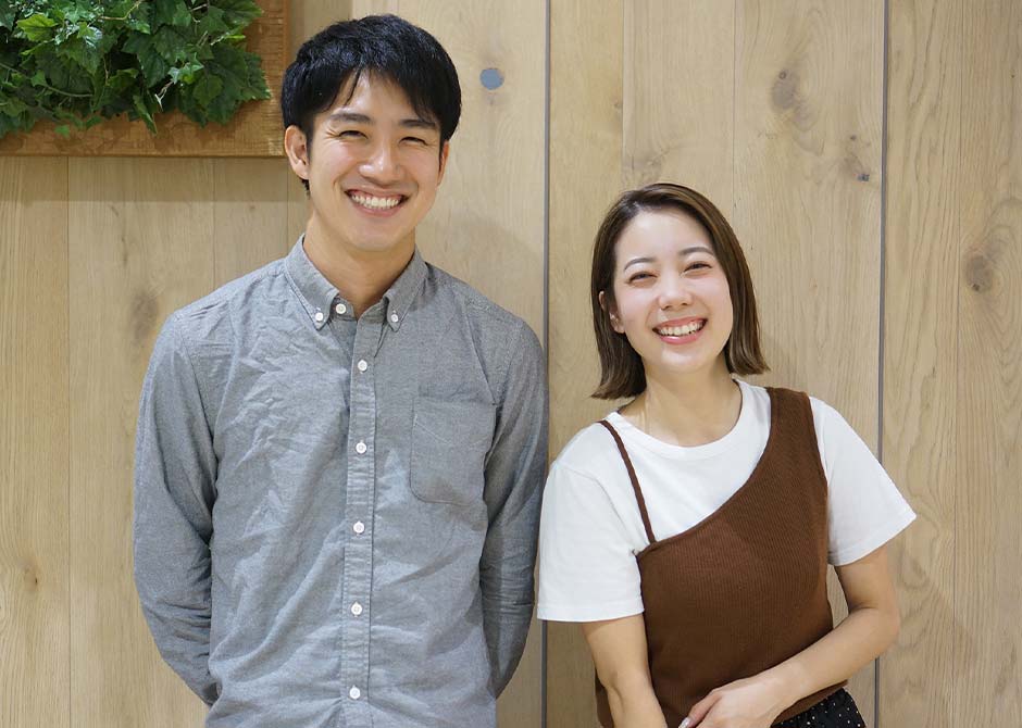 婚姻届けを提出して入籍した笑顔のカップル