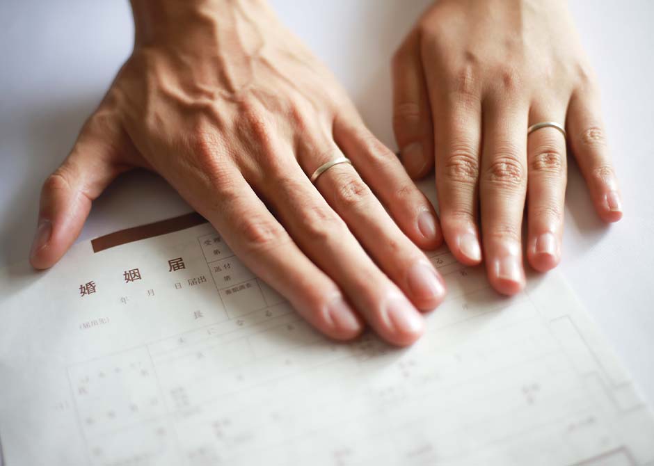 婚姻届けを提出して入籍するカップル