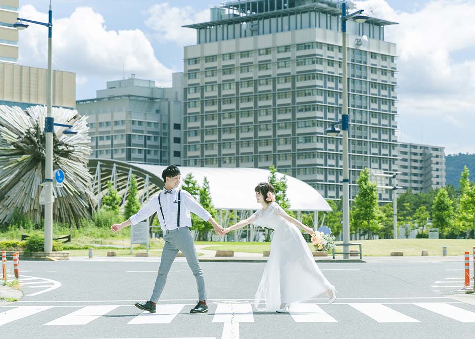 フォトウェディングでカメラマンに撮影されているカップル