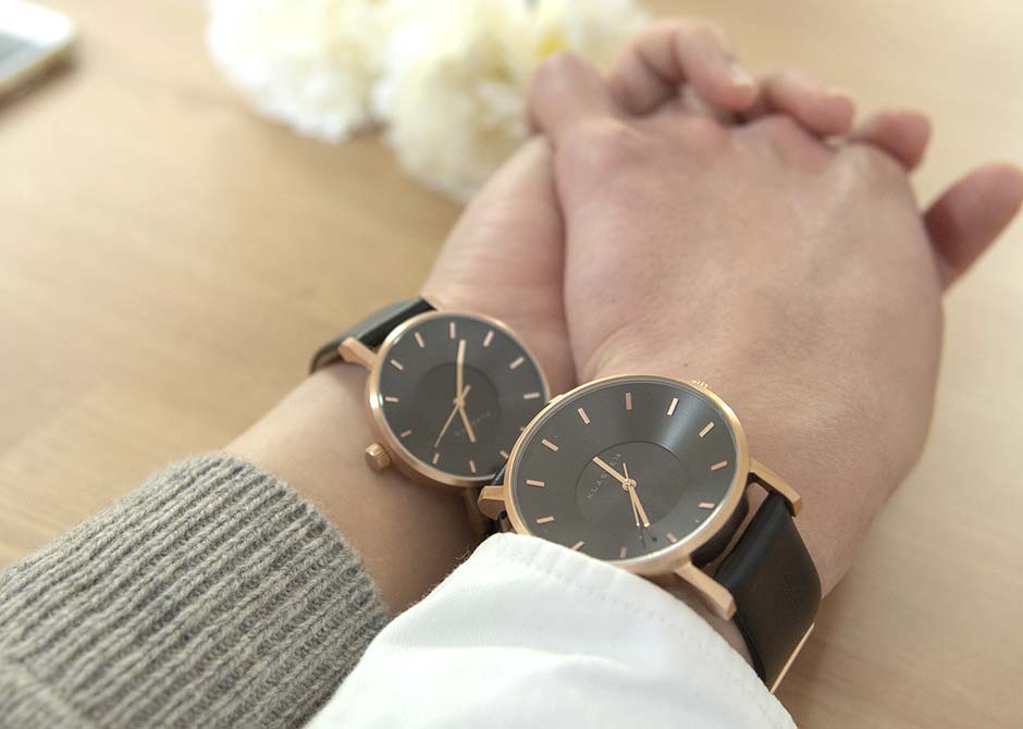 結婚の記念のペアウォッチをはめて手をつなぐカップル