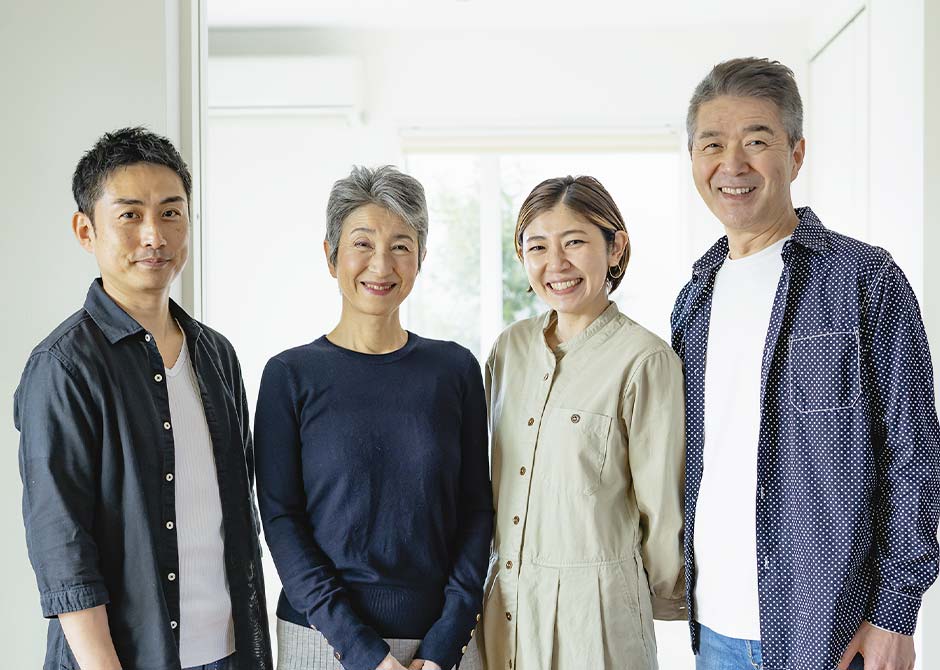 両親と結婚する若いカップル