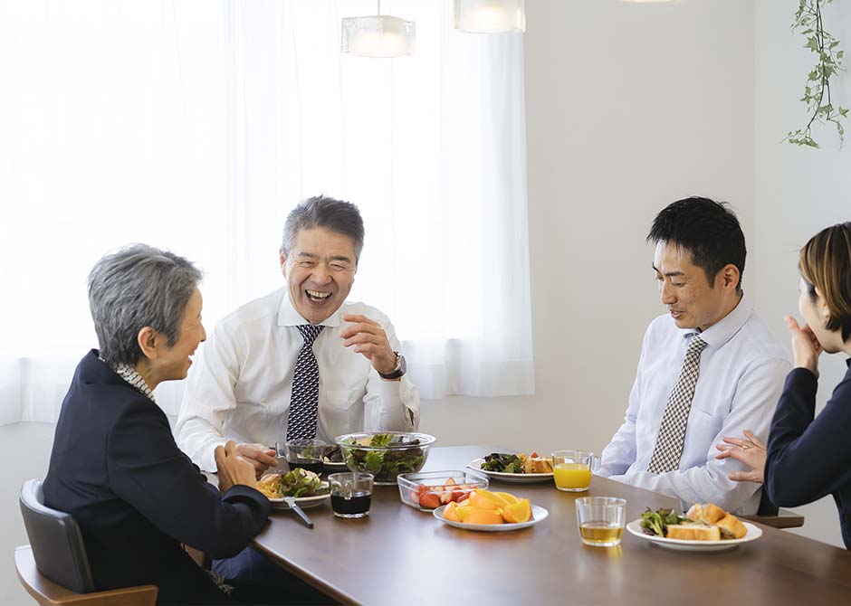 笑顔で食卓を囲む両親とカップル